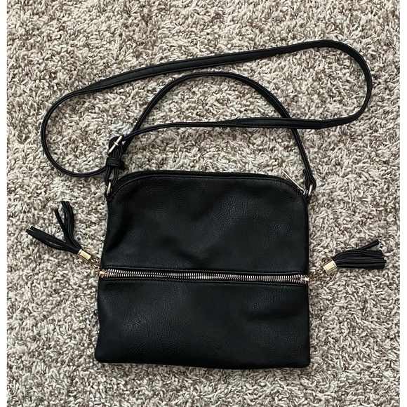 DELUXITY Black Lightweight Medium Crossbody Bag with Tassel 10in x 9in - Picture 1 of 8